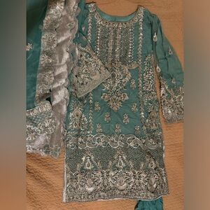 Pakistani Indian outfit desi wear kameez shalwar 
3 piece desi outfit